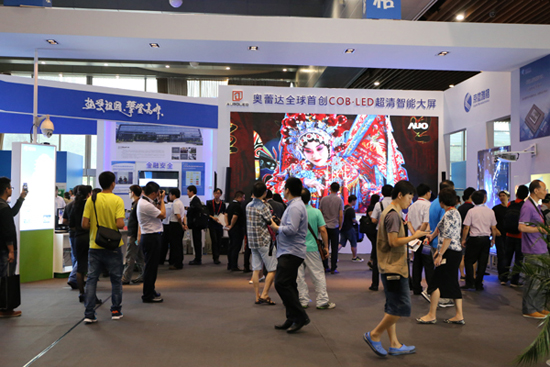 第一屆科創(chuàng)會(huì)現(xiàn)場人潮涌動(dòng)