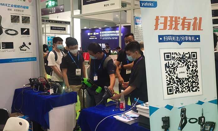深圳工業內窺鏡展展會現場亞泰光電展臺前現場觀眾試用亞泰光電內窺鏡產品性能、特點